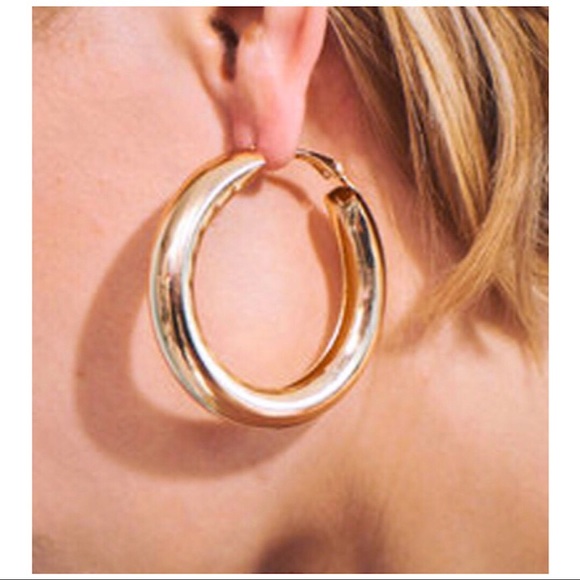 Hoop Earrings Round Tube Hollow Metal Gold Tone - Picture 5 of 5